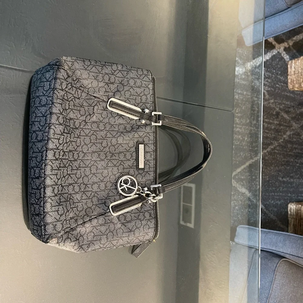 CLASSIC Calvin Klein purse. Authentic. Excellent Condition. SALE! - Picture 2 of 4